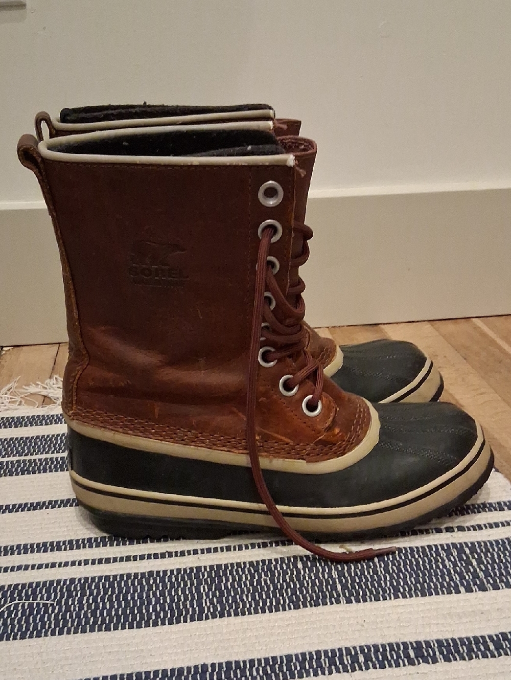Sorel Brown Leather and Black Rubber Lace-Up Snow Boots 8.5